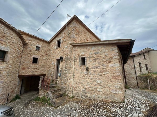 quadrivano in vendita a Sellano in zona Renaro