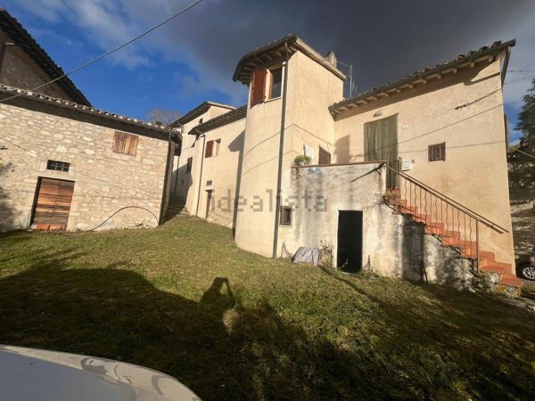 casa indipendente in vendita a Sellano in zona Montesanto