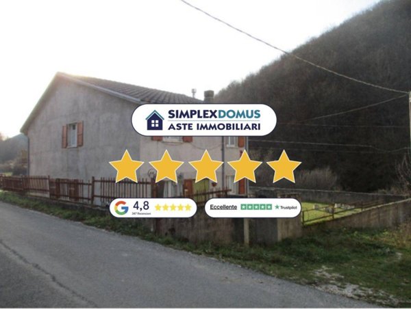 casa indipendente in vendita a Sellano