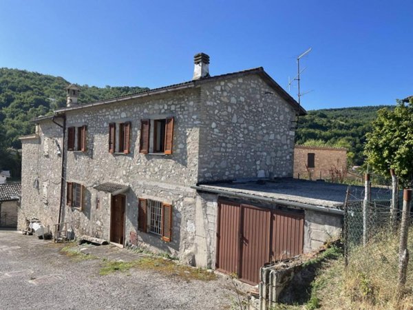 casa indipendente in vendita a Sellano in zona Ceseggi