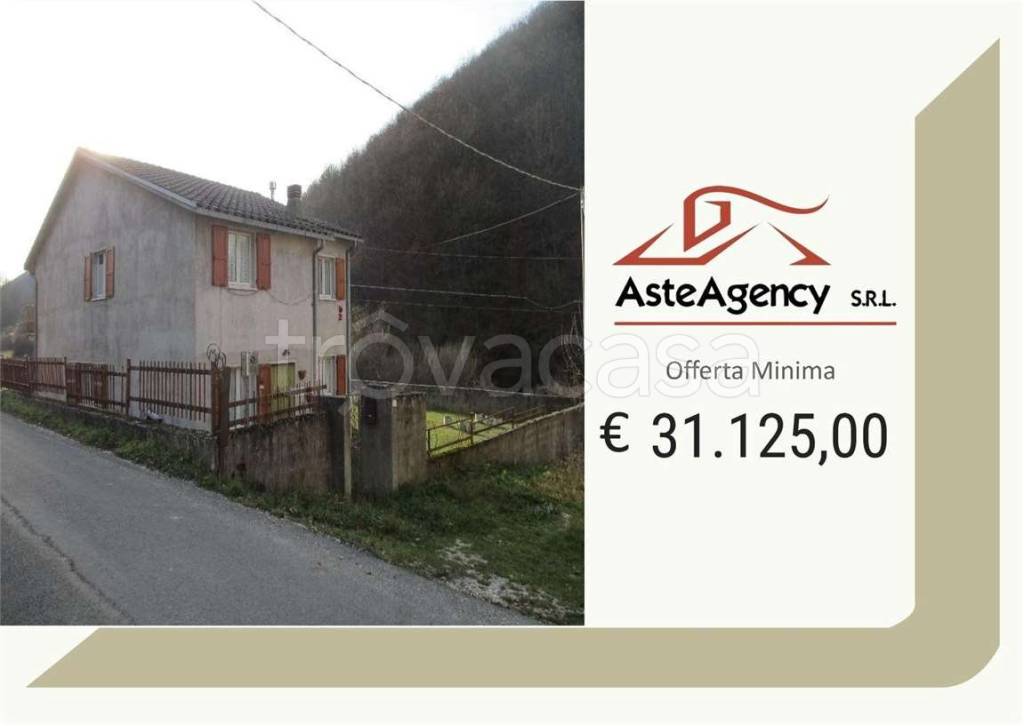 casa indipendente in vendita a Sellano