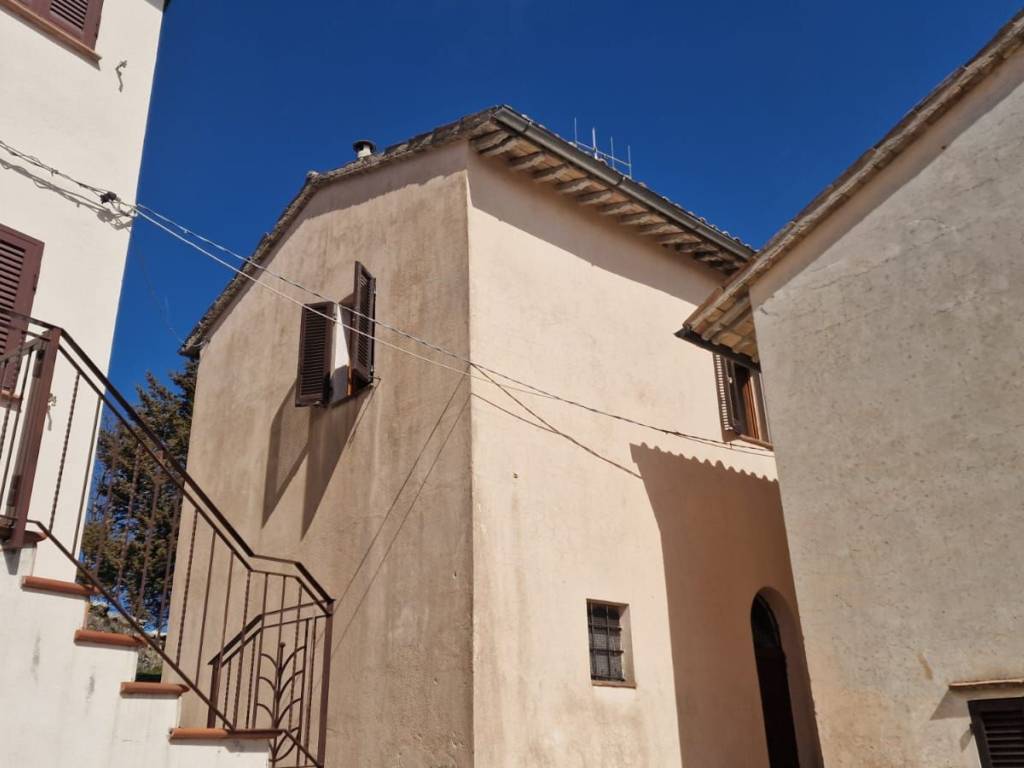 casa indipendente in vendita a Sellano