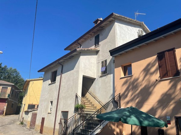 casa indipendente in vendita a Sellano