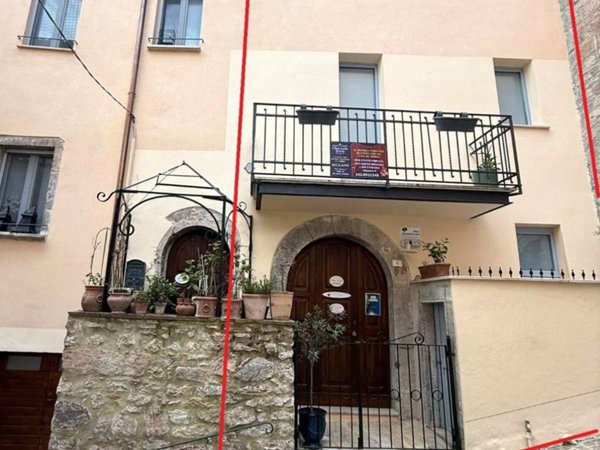 casa indipendente in vendita a Sellano