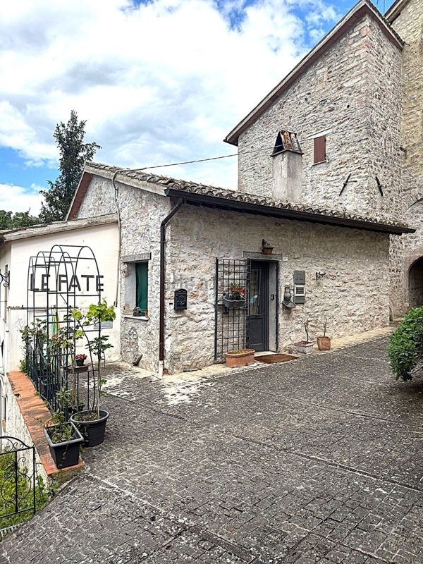 appartamento in vendita a Sellano in zona Montesanto