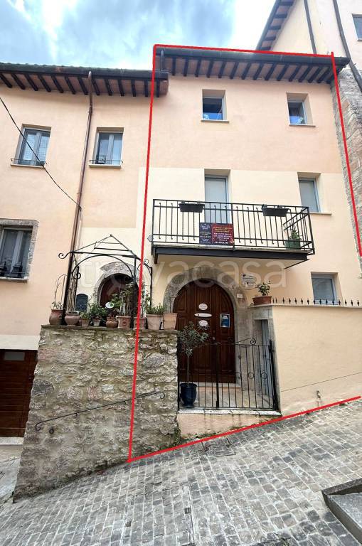 casa indipendente in vendita a Sellano in zona Montesanto