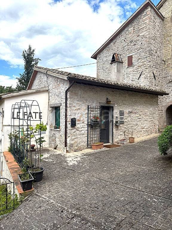 appartamento in vendita a Sellano in zona Montesanto