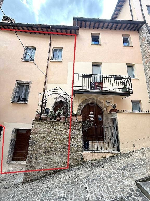 casa indipendente in vendita a Sellano in zona Montesanto