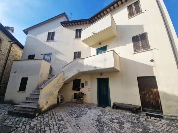 casa indipendente in vendita a Sellano in zona Montesanto