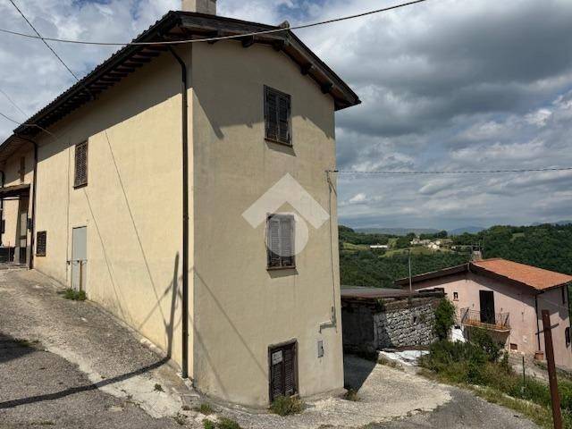 casa indipendente in vendita a Sellano in zona Apagni