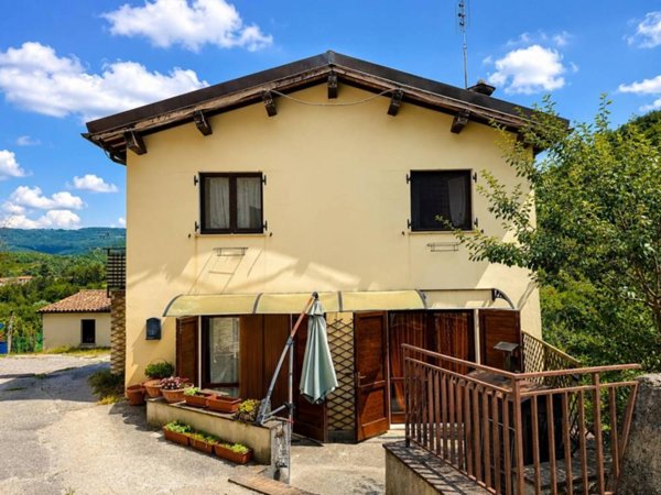 casa indipendente in vendita a Sellano in zona Montesanto