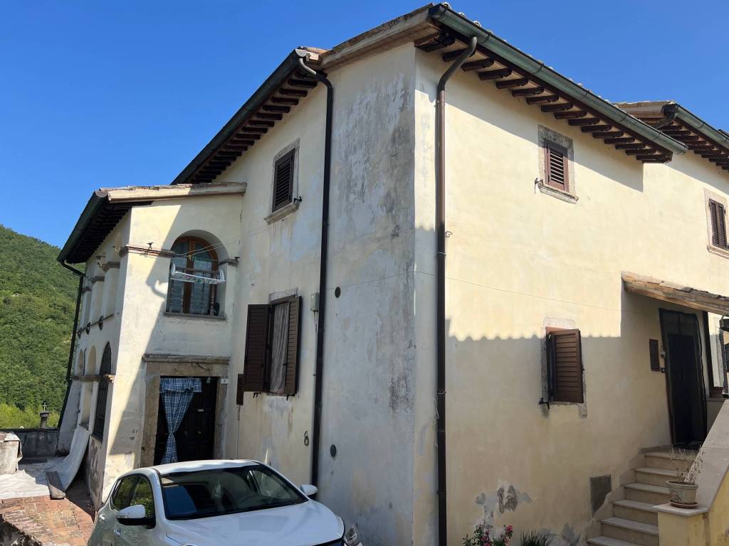appartamento in vendita a Sellano in zona Casale