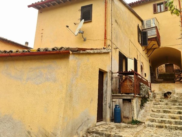 casa indipendente in vendita a Sellano in zona Piaggia