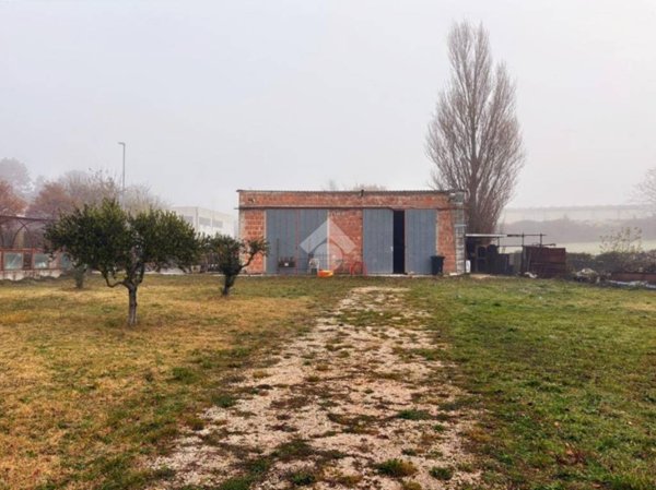 locale di sgombero in vendita a Sigillo