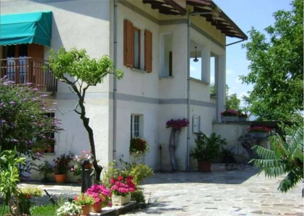 casa indipendente in vendita a Spello