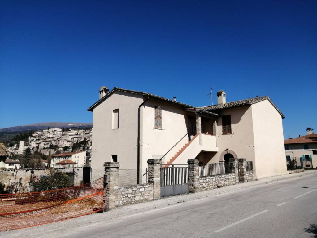 casa indipendente in vendita a Spello