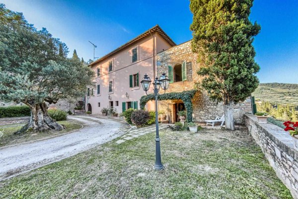 casa indipendente in vendita a Spello