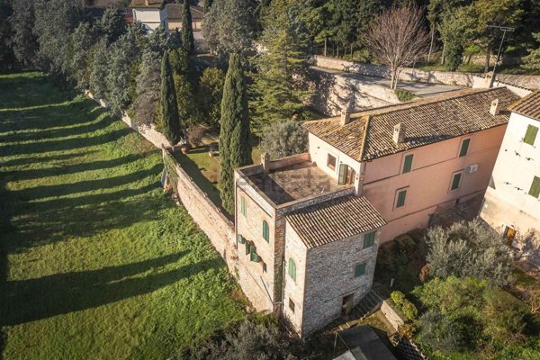 casa indipendente in vendita a Spello