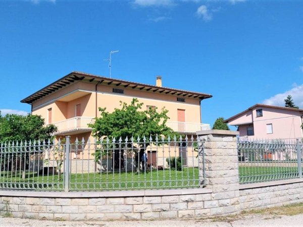 casa indipendente in vendita a Spello