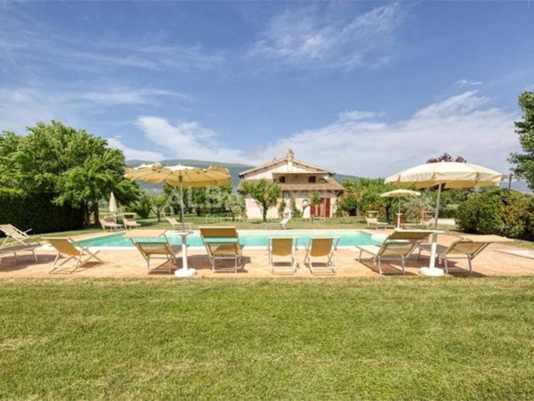 casa indipendente in vendita a Spello