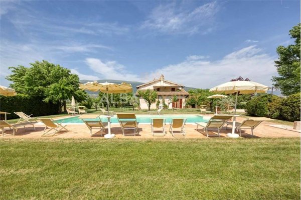 casa indipendente in vendita a Spello
