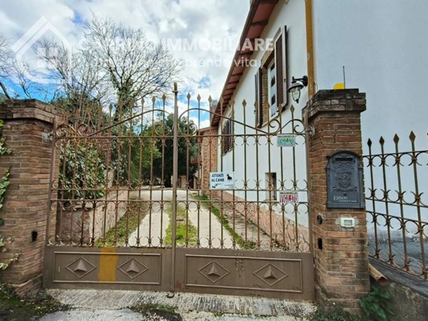 casa indipendente in vendita a Spello