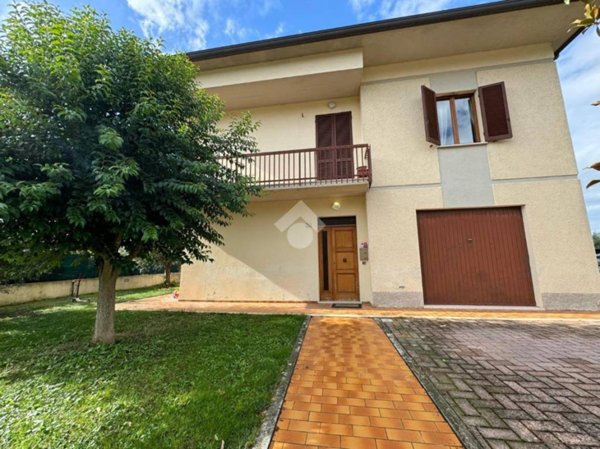 casa indipendente in vendita a Spello