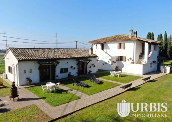 casa indipendente in vendita a Spello