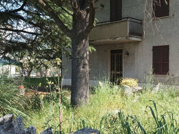 casa indipendente in vendita a Spello