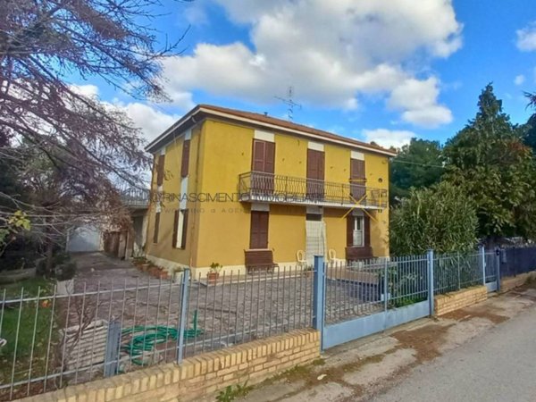 casa indipendente in vendita a Spello