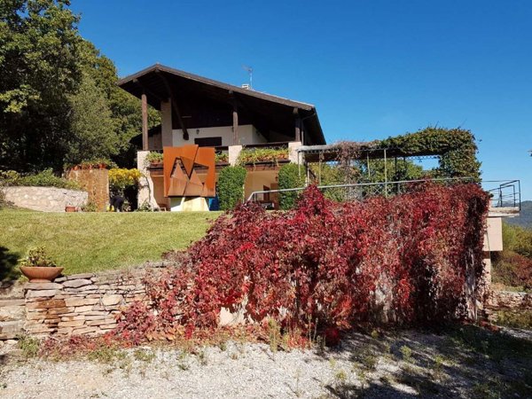 casa indipendente in vendita a Spello