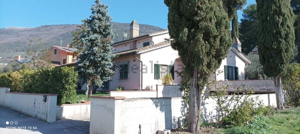 casa indipendente in vendita a Spello