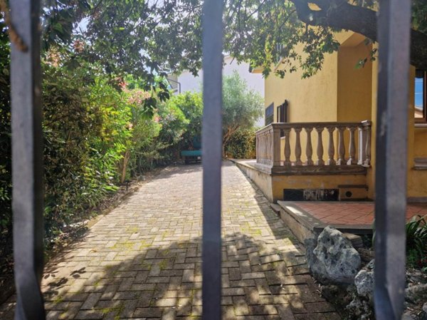 casa indipendente in vendita a Spello