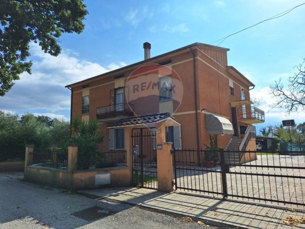 casa indipendente in vendita a Spello