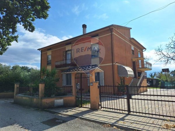 casa indipendente in vendita a Spello