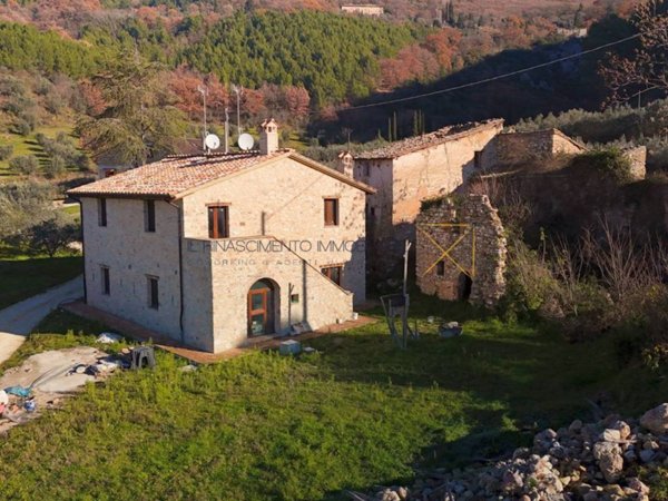 casa indipendente in vendita a Spello
