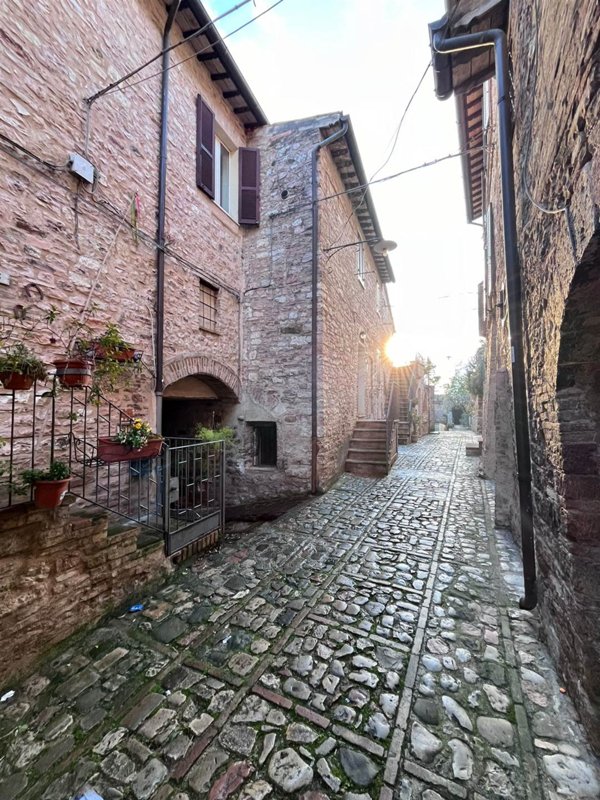 casa indipendente in vendita a Spello