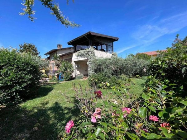 casa indipendente in vendita a Spello