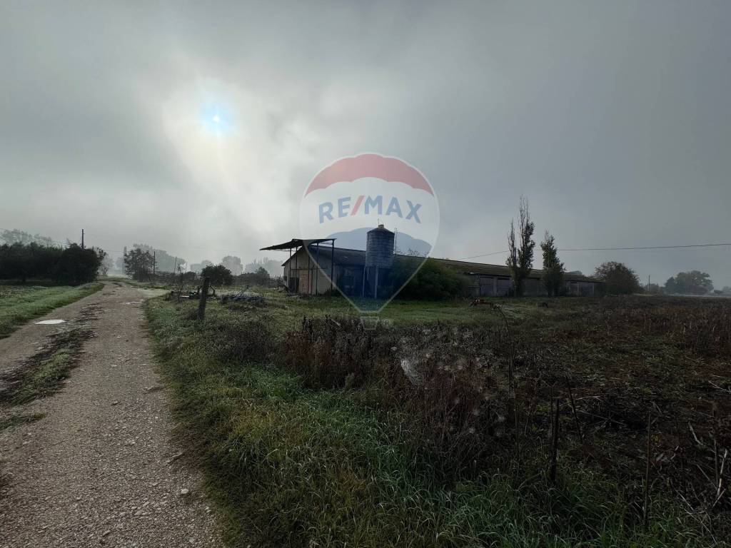 negozio in vendita a Spello in zona Acquatino