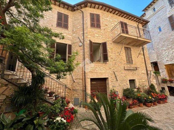 casa indipendente in vendita a Spello