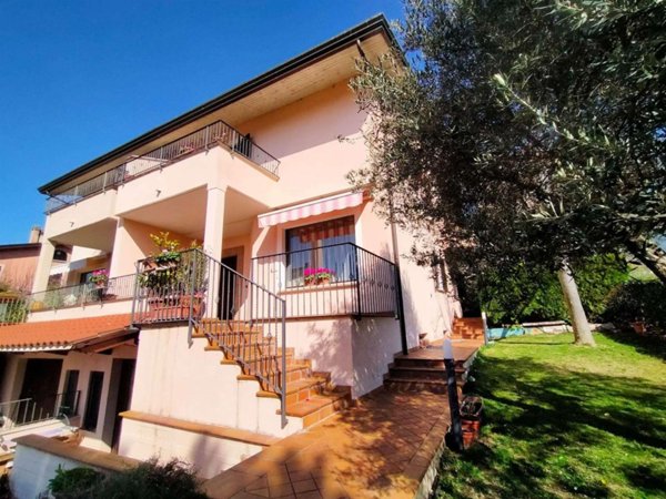 casa indipendente in vendita a Spello