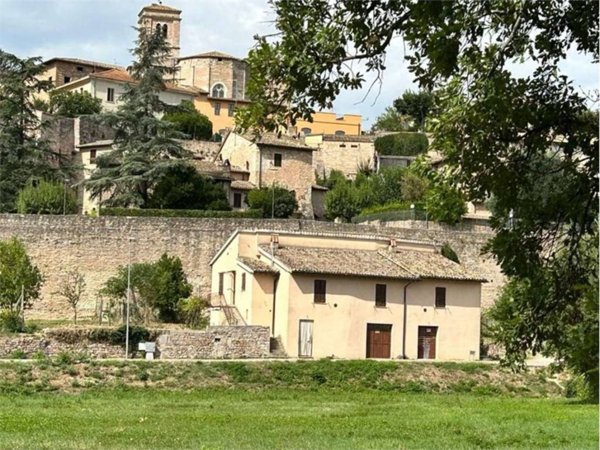 casa indipendente in vendita a Spello