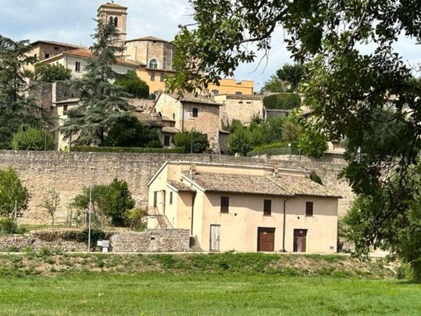 casa indipendente in vendita a Spello