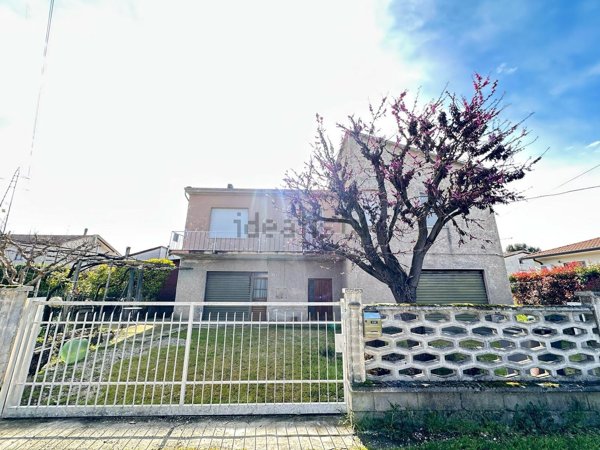 casa indipendente in vendita a Spello