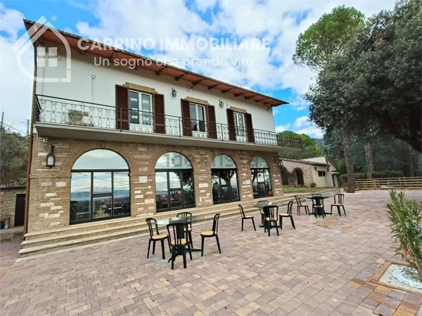 casa indipendente in vendita a Spello