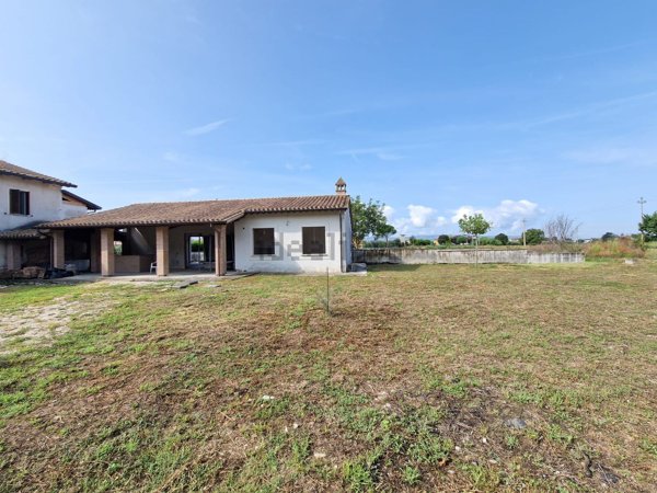 casa indipendente in vendita a Spello