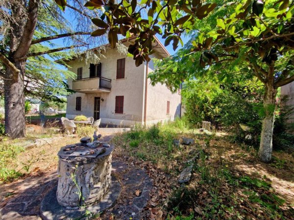casa indipendente in vendita a Spello