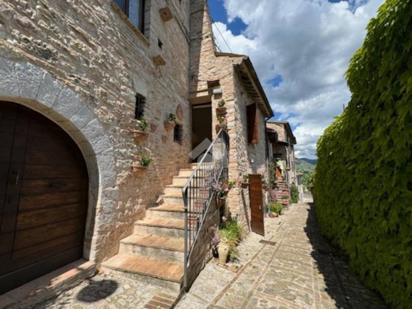 casa indipendente in vendita a Spello