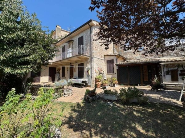 casa indipendente in vendita a Spello