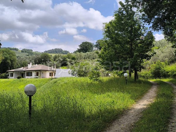 casa indipendente in vendita a Spello